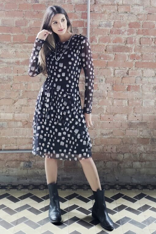 Vestido de tule curto com decote canoa /370SFO303