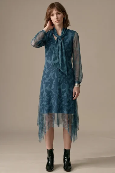 Vestido em pontas com laço no decote /549VES427